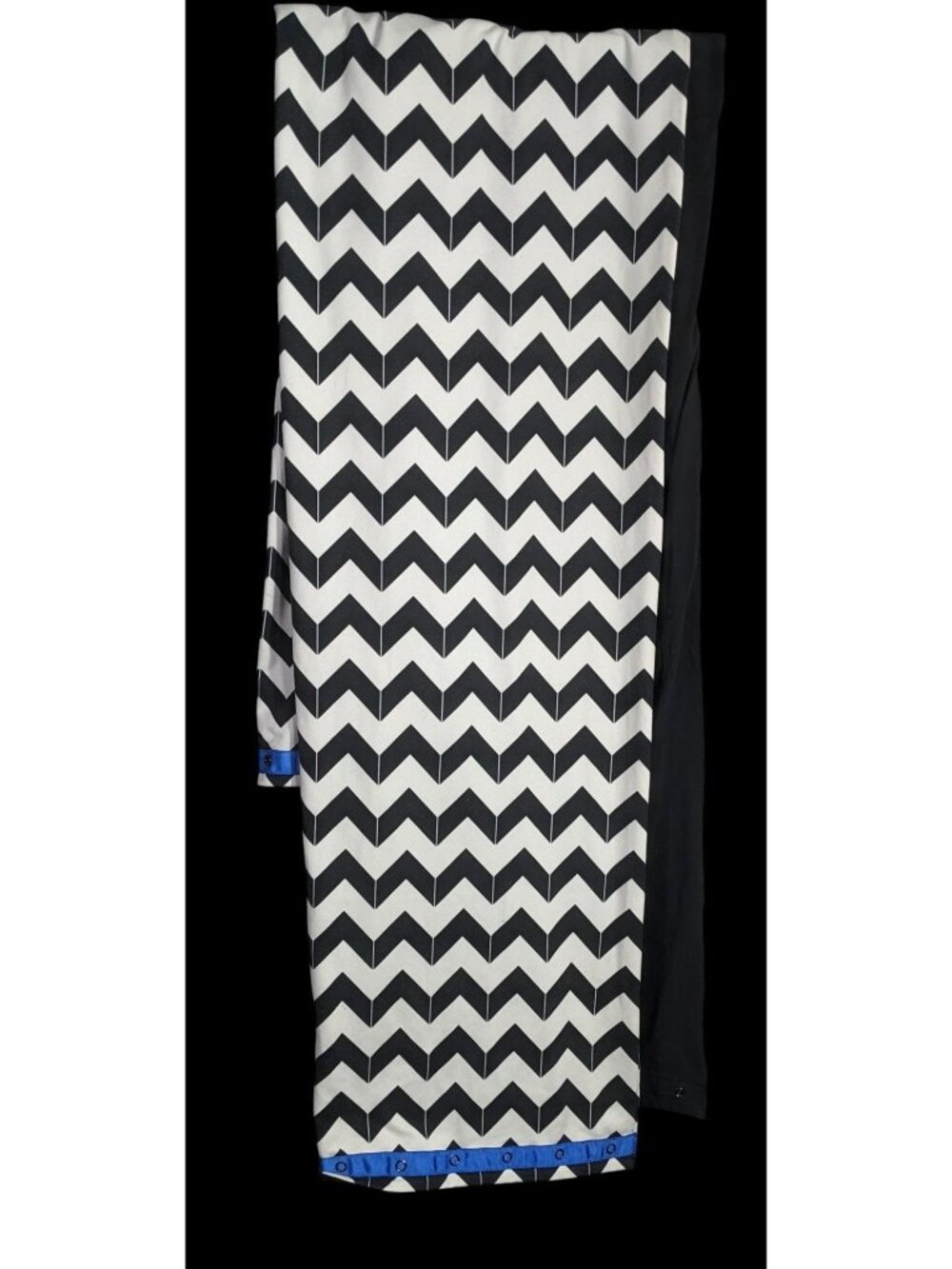 Lululemon Vinyasa Scarf Chevron Black & White With Snap Detail 67"x28"